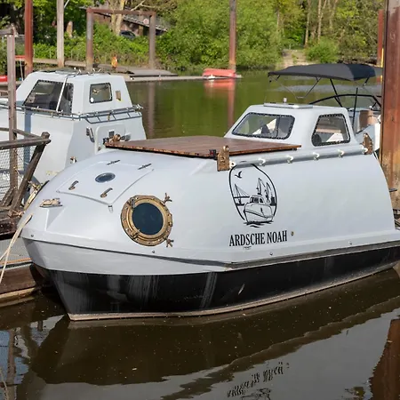 Ausgbebautes Rettungsboot Ardsche Noah Hotel