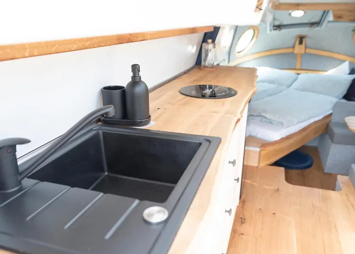 Ausgbebautes Rettungsboot Ardsche Noah Hotel na wodzie