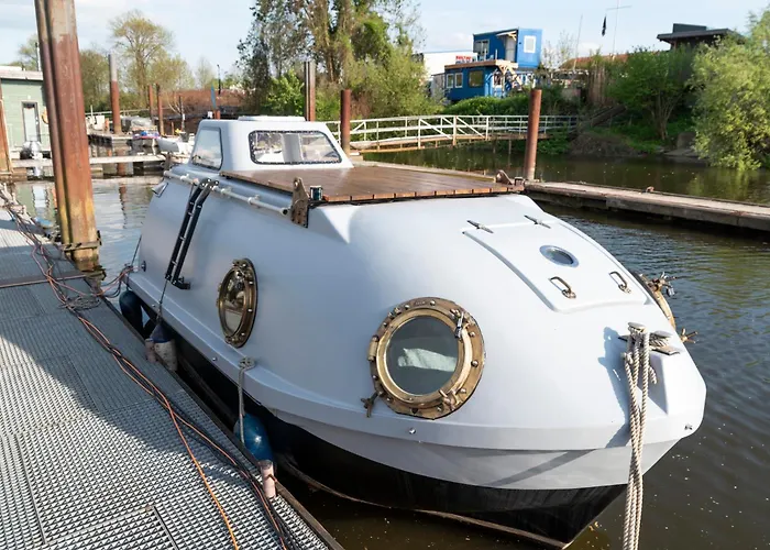 Ausgbebautes Rettungsboot Ardsche Noah *