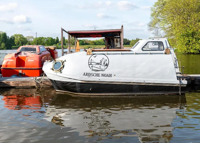 Ausgbebautes Rettungsboot Ardsche Noah * Hamburg
