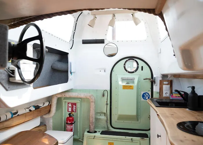 Ausgbebautes Rettungsboot Ardsche Noah Hamburg